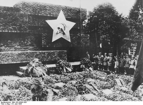 Ernst Thälmann spricht zur Einweihung der Gedenkstätte für die Kämpfer der Novemberrevolution (13. Juni 1926)
